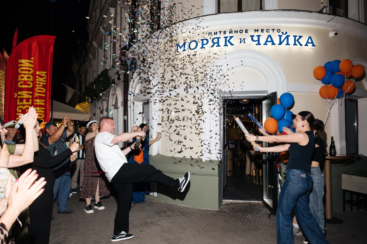 Интерьер/Экстерьер/Банкетная зона/Бар/Стол для двоих/Вход/Главный зал/Lounge зона бар Моряк и чайка фото