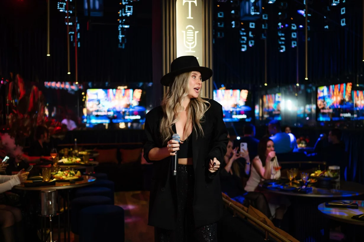 Интерьер/Экстерьер/Банкетная зона/Бар/Стол для двоих/Вход/Главный зал/Lounge зона караоке-клуб Tunes фото