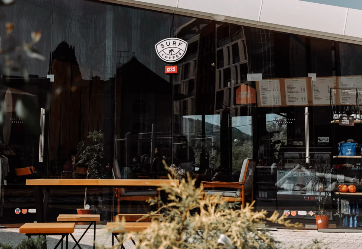 Интерьер/Экстерьер/Банкетная зона/Бар/Стол для двоих/Вход/Главный зал/Lounge зона кофейня Surf Coffee X Bridge фото