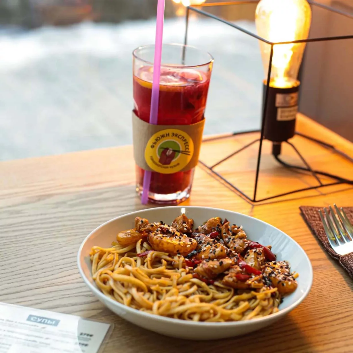 Интерьер/Экстерьер/Банкетная зона/Бар/Стол для двоих/Вход/Главный зал/Lounge зона кафе Фьюжн экспресс фото