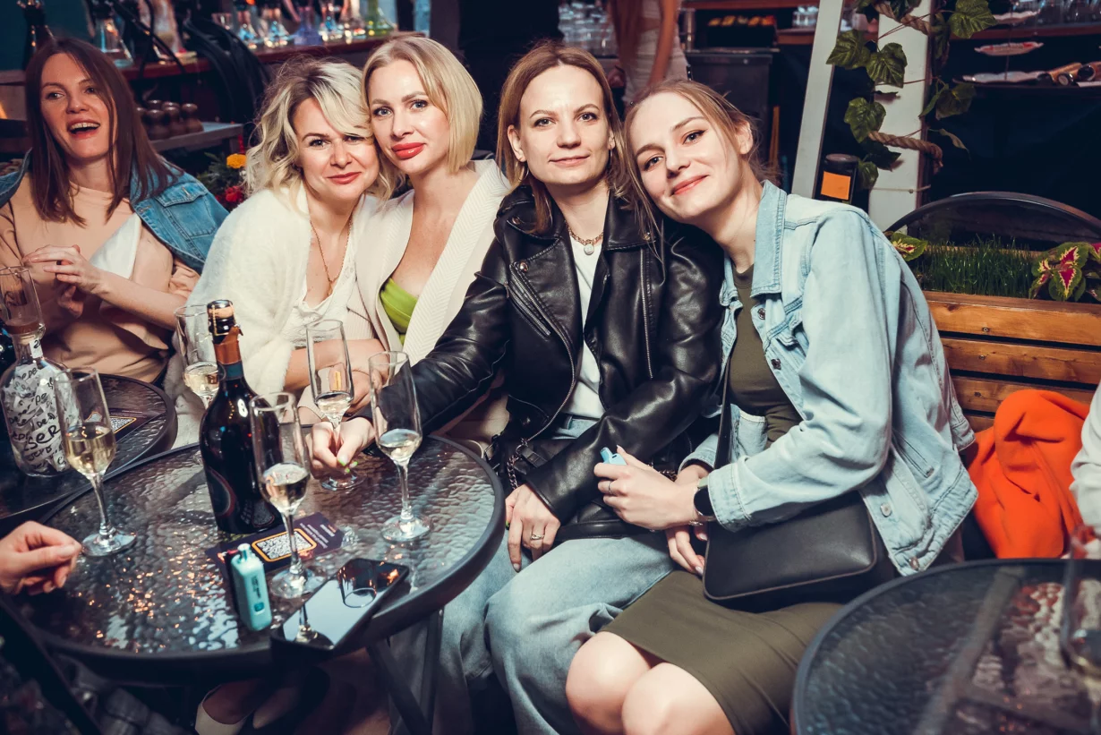 Интерьер/Экстерьер/Банкетная зона/Бар/Стол для двоих/Вход/Главный зал/Lounge зона бар Моряк и чайка фото