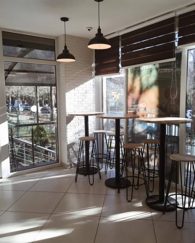 Интерьер/Экстерьер/Банкетная зона/Бар/Стол для двоих/Вход/Главный зал/Lounge зона столовая Фуди фото