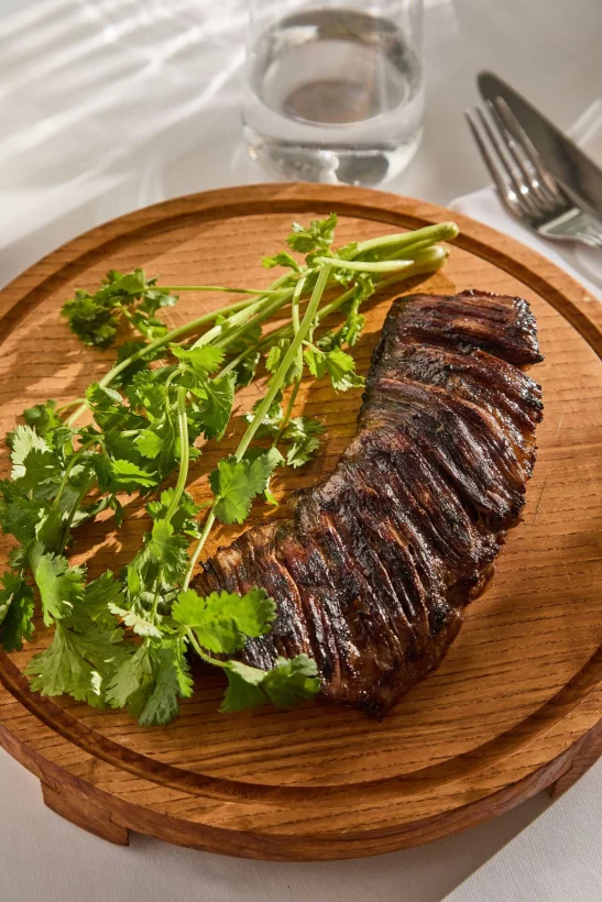 Интерьер/Экстерьер/Банкетная зона/Бар/Стол для двоих/Вход/Главный зал/Lounge зона стейк-хаус Рыбы нет фото