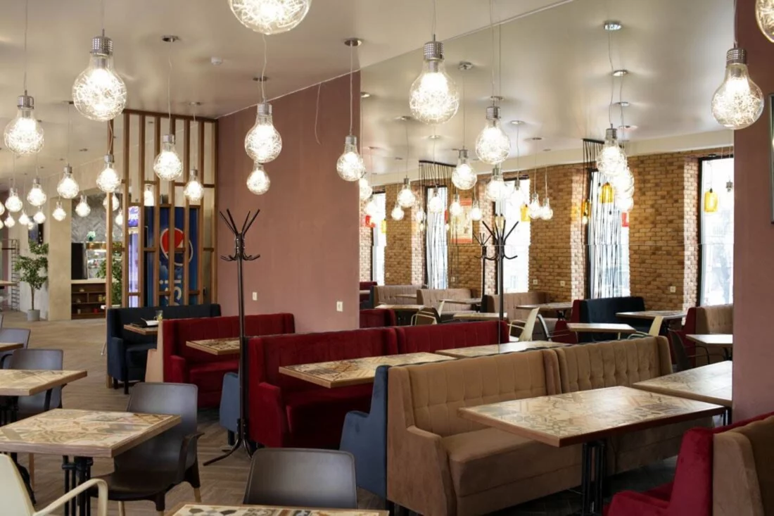 Интерьер/Экстерьер/Банкетная зона/Бар/Стол для двоих/Вход/Главный зал/Lounge зона столовая Солнечный день фото