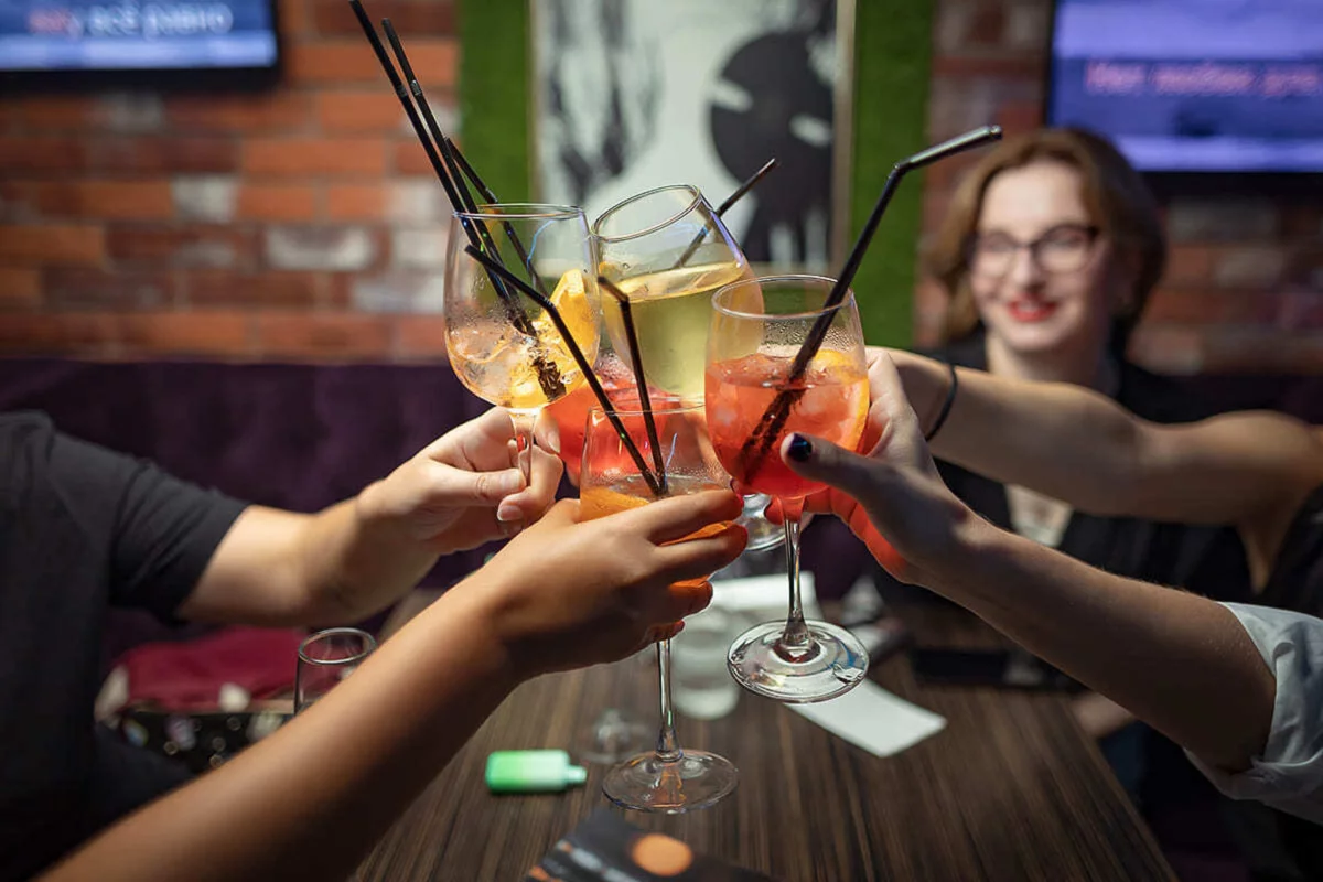 Интерьер/Экстерьер/Банкетная зона/Бар/Стол для двоих/Вход/Главный зал/Lounge зона клуб Соло фото