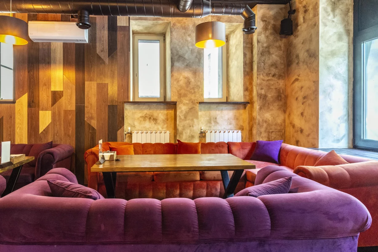 Интерьер/Экстерьер/Банкетная зона/Бар/Стол для двоих/Вход/Главный зал/Lounge зона лаунж Chorse Lounge фото