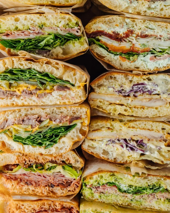 Интерьер/Экстерьер/Банкетная зона/Бар/Стол для двоих/Вход/Главный зал/Lounge зона кафе Nil's Deli фото