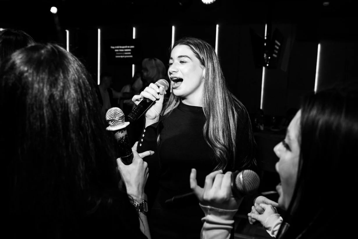 Интерьер/Экстерьер/Банкетная зона/Бар/Стол для двоих/Вход/Главный зал/Lounge зона караоке-клуб Grammy's Караоке фото