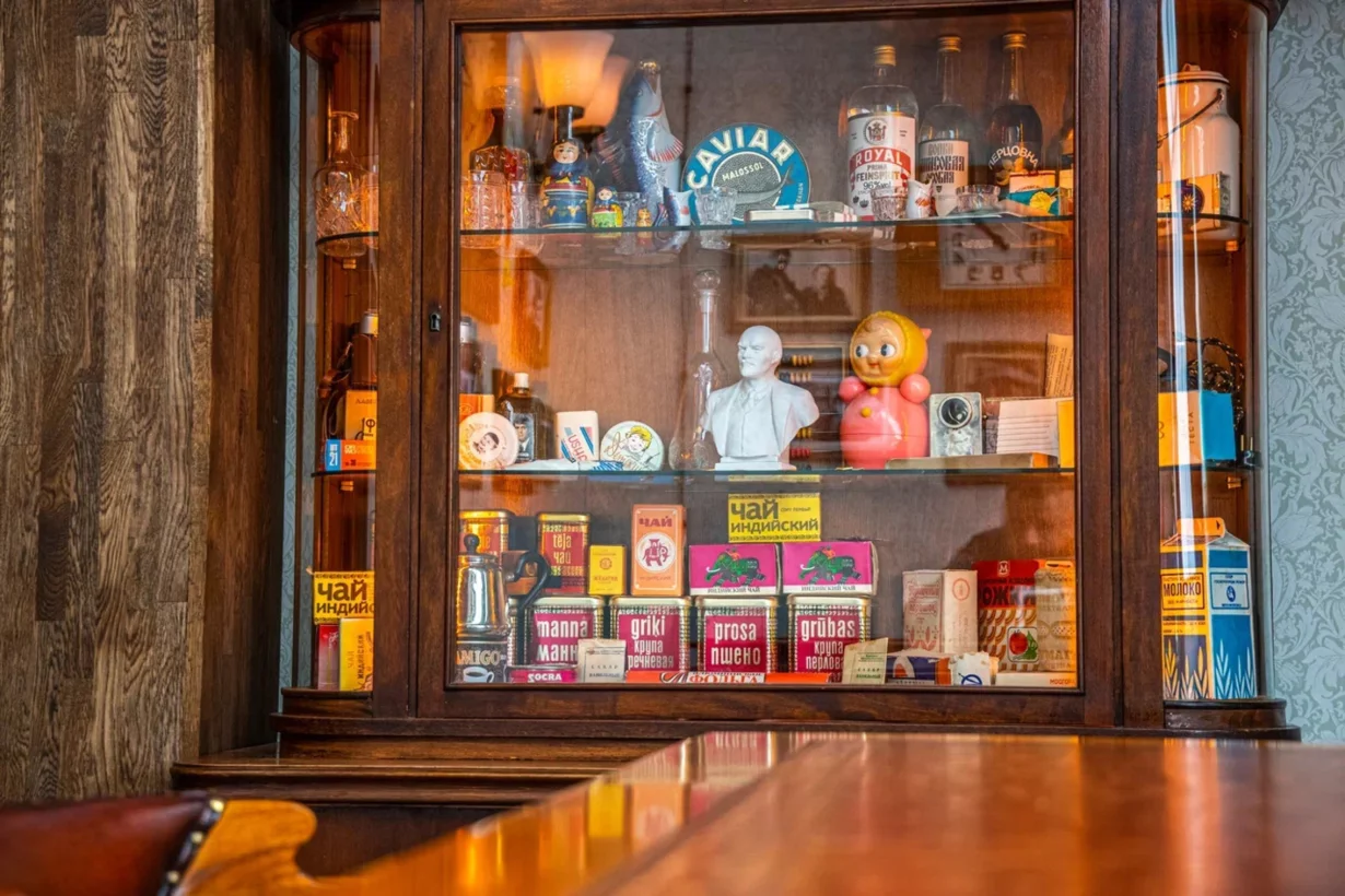 Интерьер/Экстерьер/Банкетная зона/Бар/Стол для двоих/Вход/Главный зал/Lounge зона рюмочная Довлатов фото