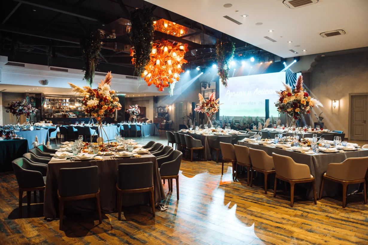 Интерьер/Экстерьер/Банкетная зона/Бар/Стол для двоих/Вход/Главный зал/Lounge зона банкетный зал Адриана фото