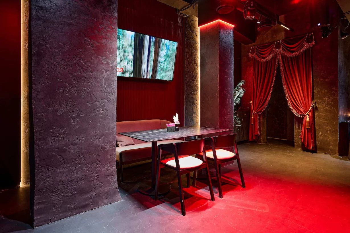 Интерьер/Экстерьер/Банкетная зона/Бар/Стол для двоих/Вход/Главный зал/Lounge зона караоке-клуб Гримёрка фото