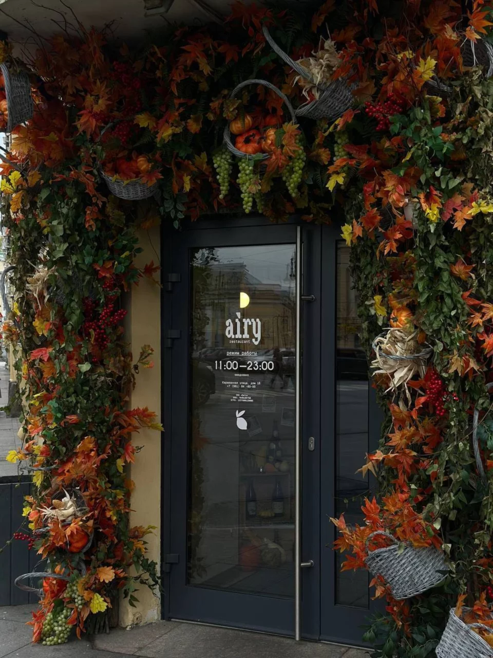 Интерьер/Экстерьер/Банкетная зона/Бар/Стол для двоих/Вход/Главный зал/Lounge зона ресторан Airy фото