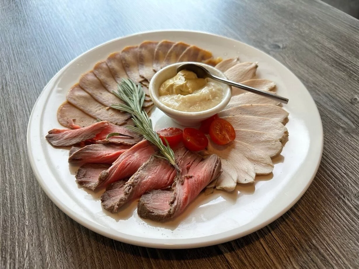 Интерьер/Экстерьер/Банкетная зона/Бар/Стол для двоих/Вход/Главный зал/Lounge зона ресторан Молоко фото