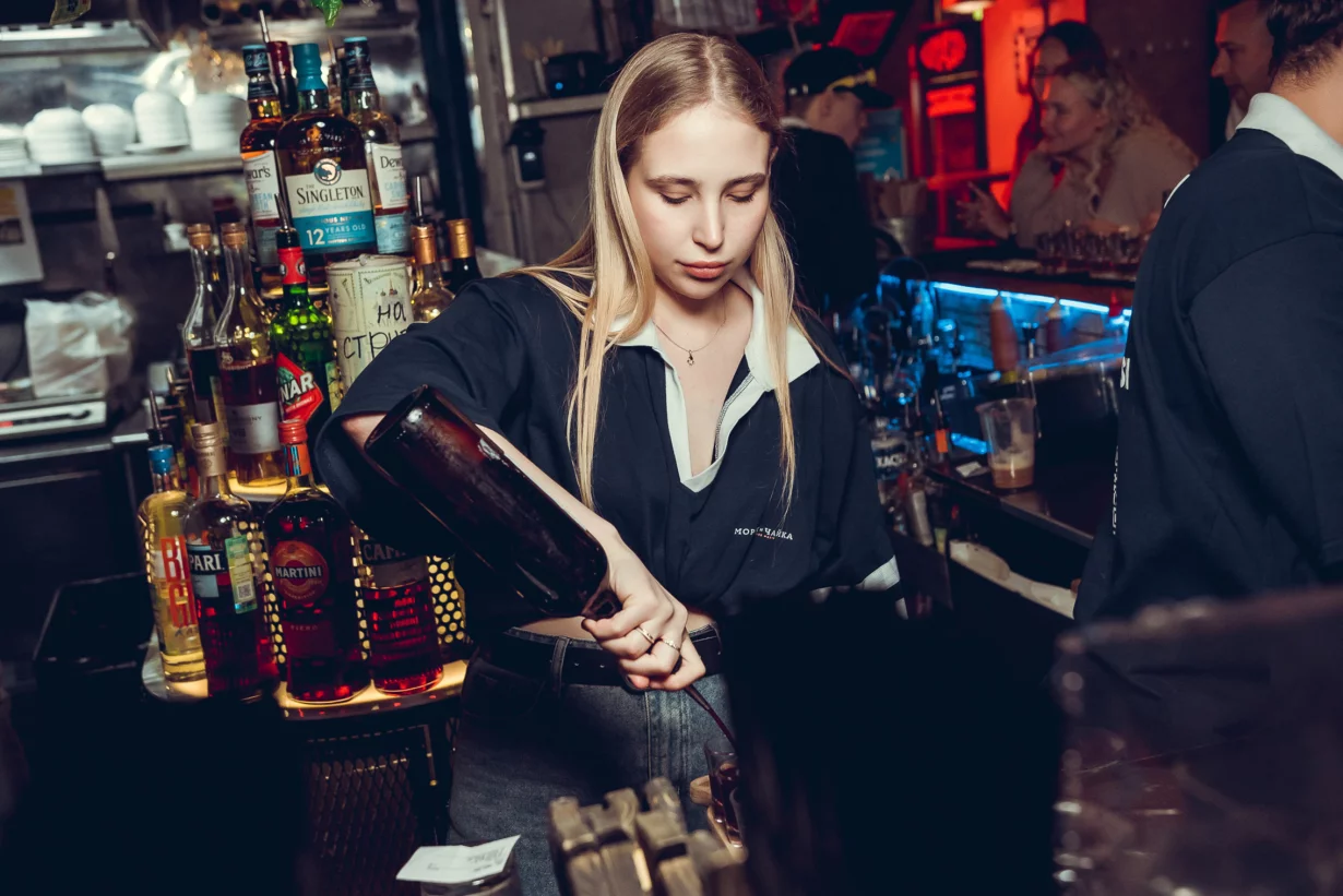 Интерьер/Экстерьер/Банкетная зона/Бар/Стол для двоих/Вход/Главный зал/Lounge зона бар Моряк и чайка фото