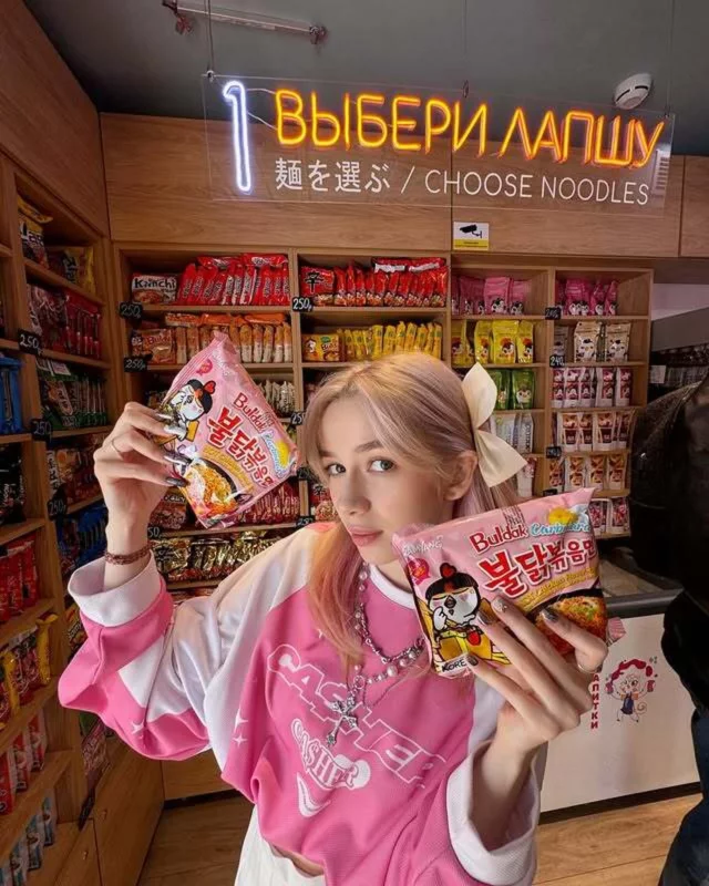 Интерьер/Экстерьер/Банкетная зона/Бар/Стол для двоих/Вход/Главный зал/Lounge зона кафе Kono фото