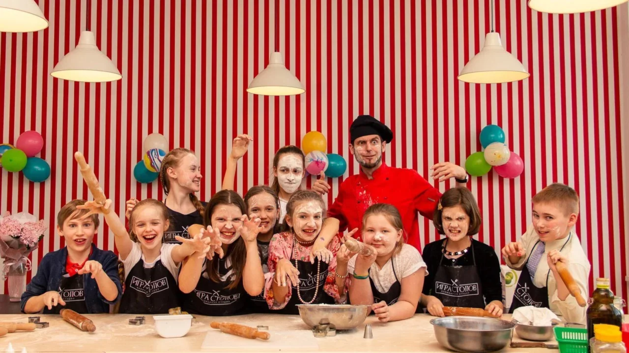 Интерьер/Экстерьер/Банкетная зона/Бар/Стол для двоих/Вход/Главный зал/Lounge зона кулинарная студия Игра столов фото