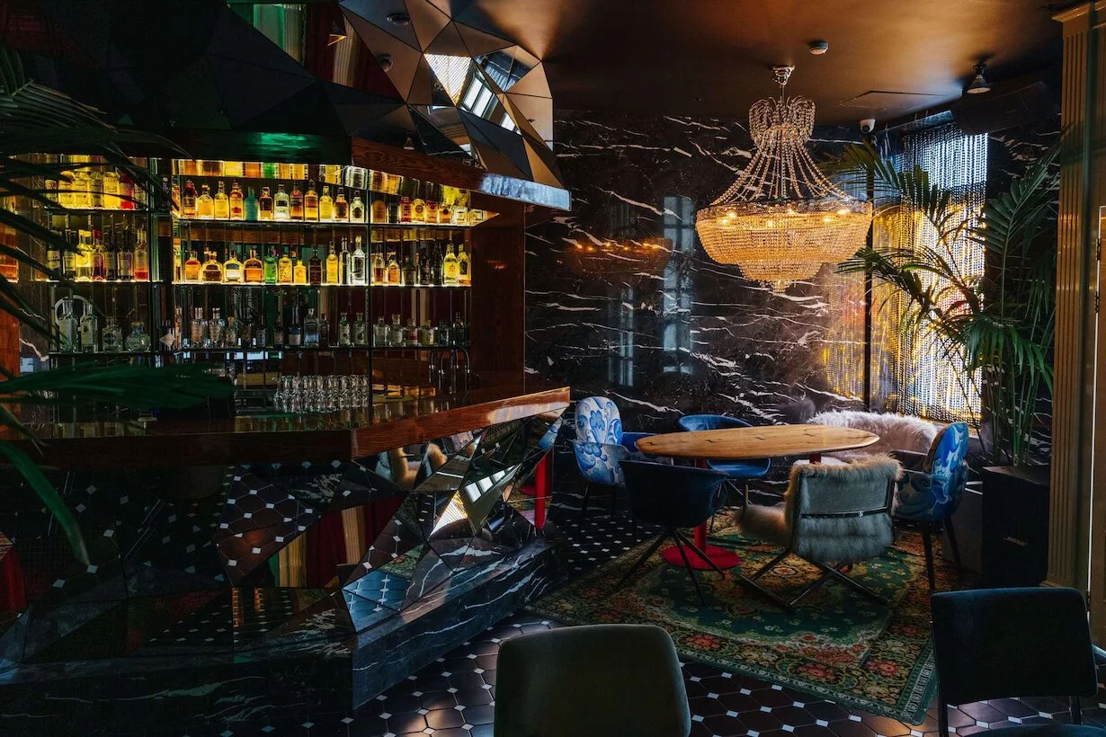 В гибриде "Simach в Недальнем" модная энергия Симачева разбавляет солидность Нов