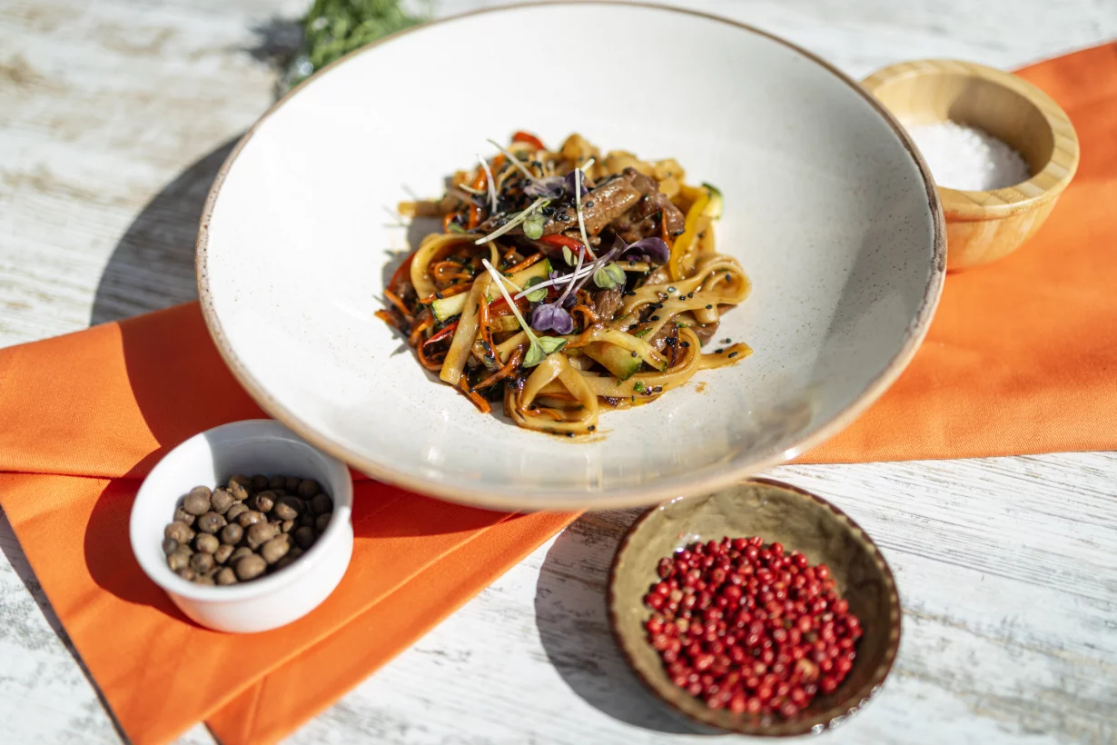 Интерьер/Экстерьер/Банкетная зона/Бар/Стол для двоих/Вход/Главный зал/Lounge зона ресторан Sadu фото