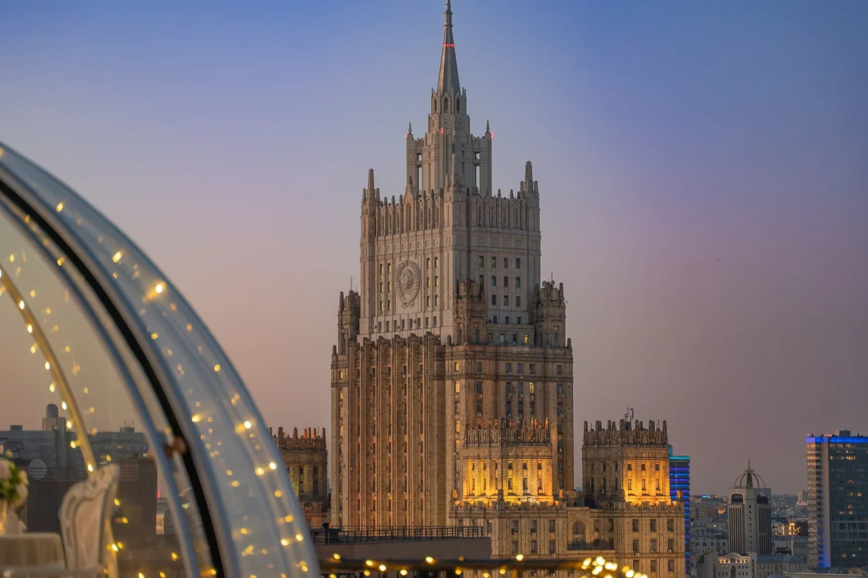 Интерьер/Экстерьер/Банкетная зона/Бар/Стол для двоих/Вход/Главный зал/Lounge зона лофт One Love фото