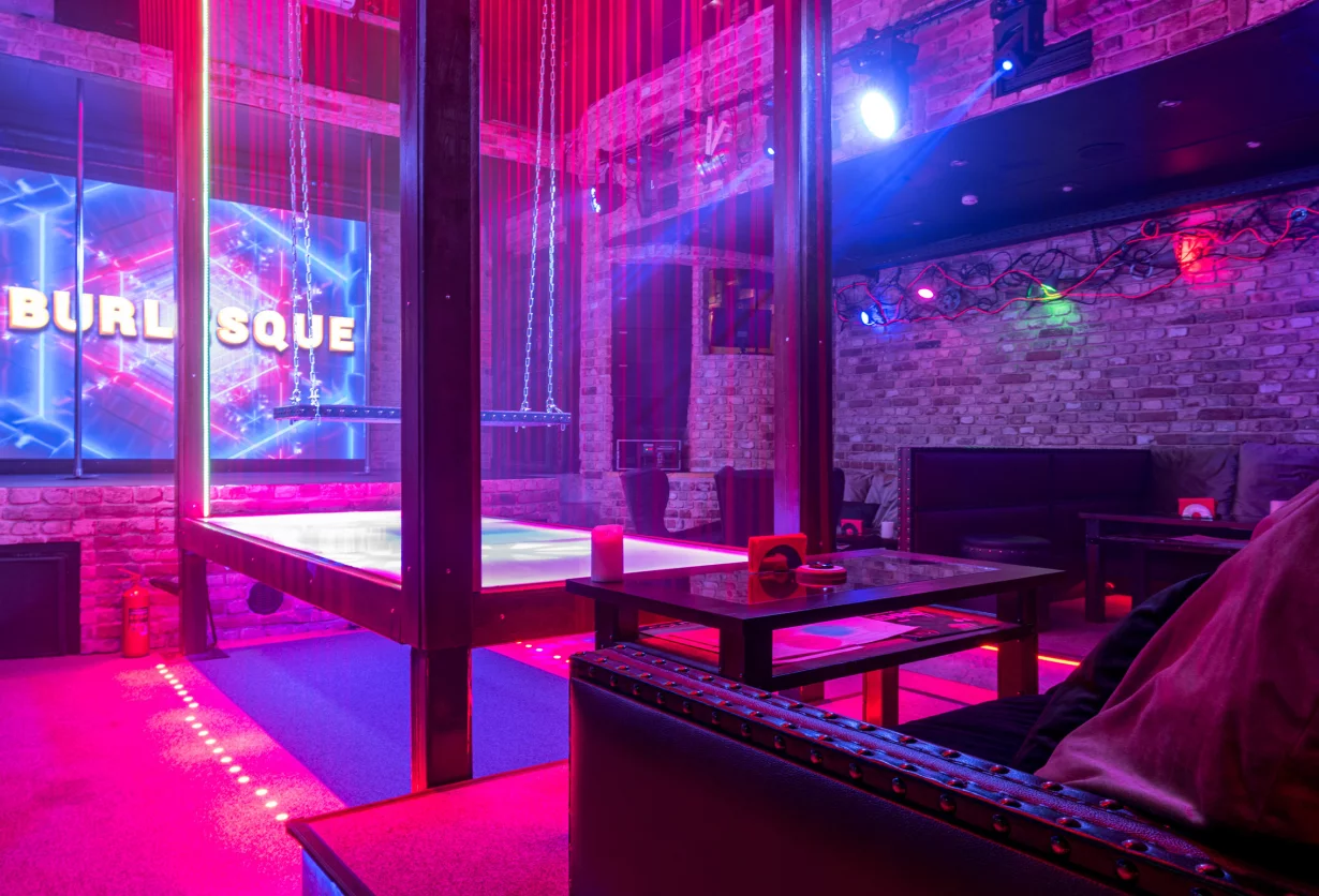 Интерьер/Экстерьер/Банкетная зона/Бар/Стол для двоих/Вход/Главный зал/Lounge зона клуб Burlesque фото