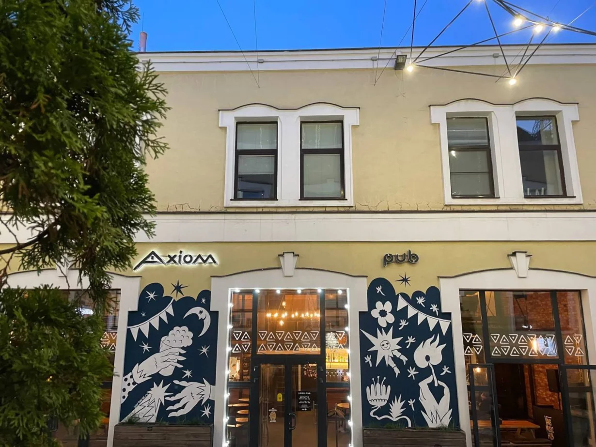 Интерьер/Экстерьер/Банкетная зона/Бар/Стол для двоих/Вход/Главный зал/Lounge зона паб Axiom Pub фото
