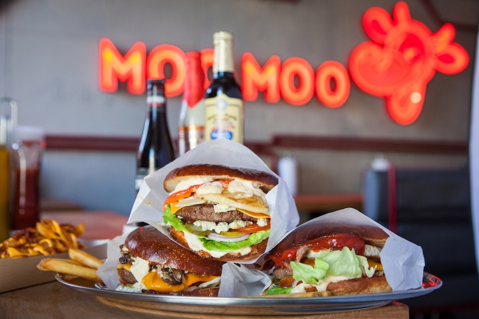 Moo moo burgers. Бургерная Momo. Му му бургеры Питер. Муму Бургерс. Муму бургер СПБ.