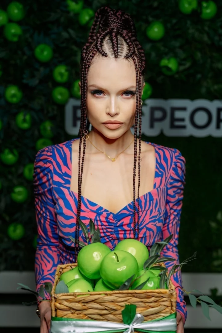 Интерьер/Экстерьер/Банкетная зона/Бар/Стол для двоих/Вход/Главный зал/Lounge зона бар For People фото