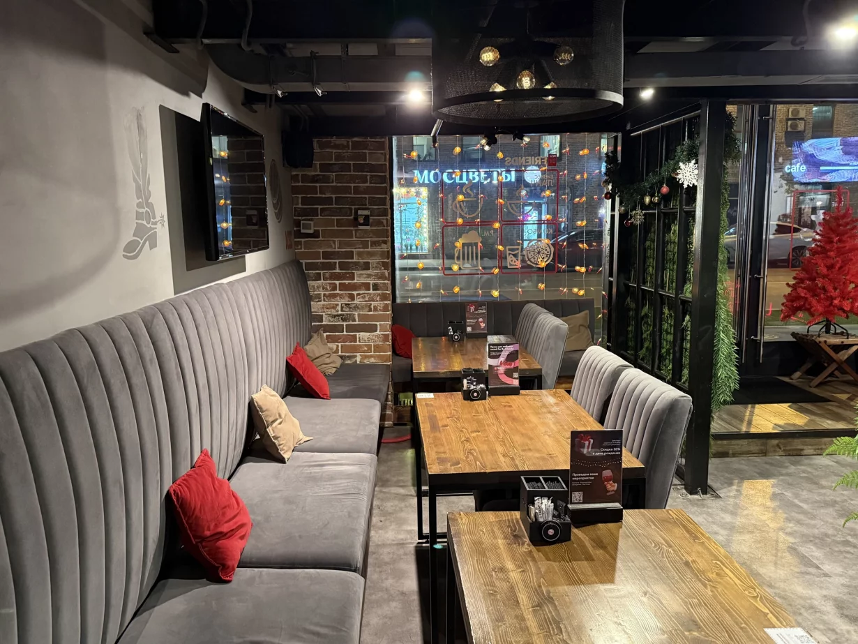 Интерьер/Экстерьер/Банкетная зона/Бар/Стол для двоих/Вход/Главный зал/Lounge зона бар For by Friends фото