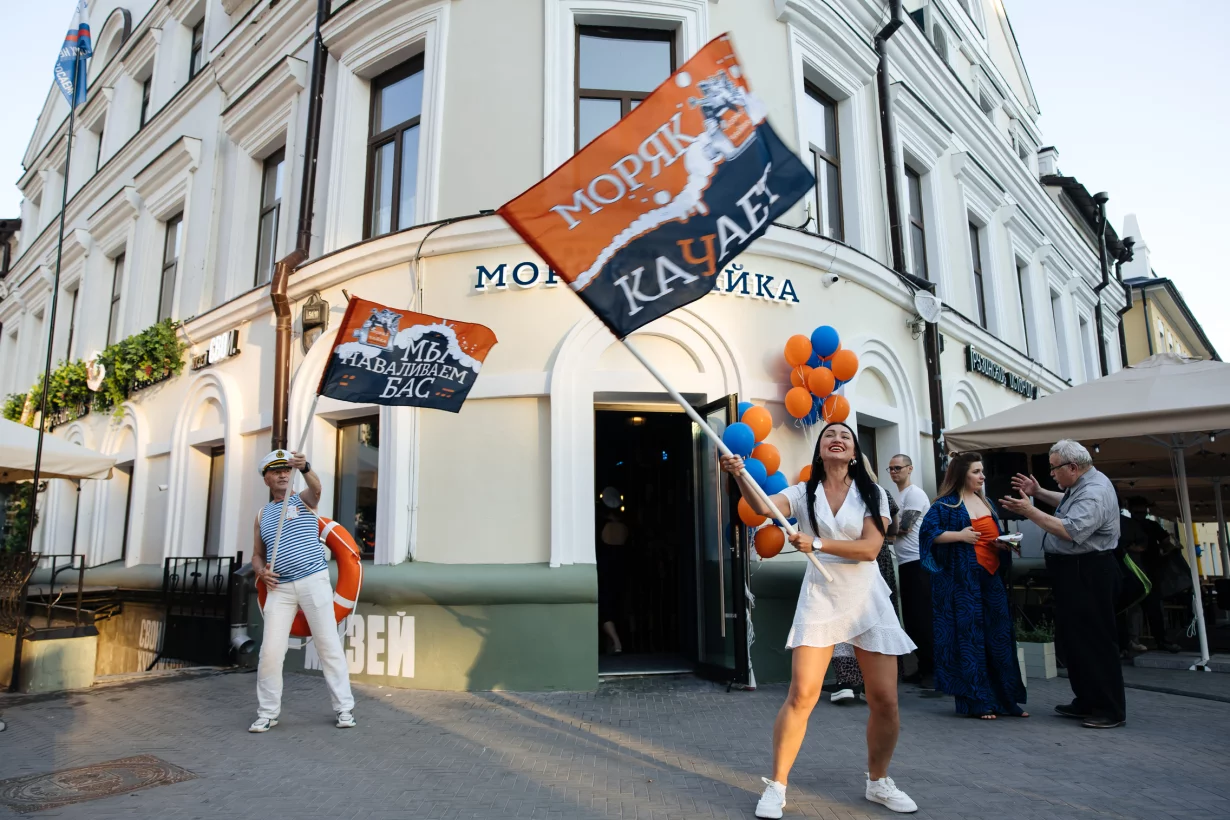 Интерьер/Экстерьер/Банкетная зона/Бар/Стол для двоих/Вход/Главный зал/Lounge зона бар Моряк и чайка фото