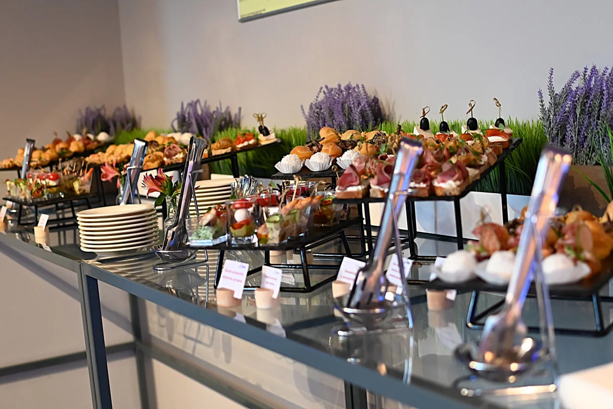 Интерьер/Экстерьер/Банкетная зона/Бар/Стол для двоих/Вход/Главный зал/Lounge зона ресторан Domina Пулково фото