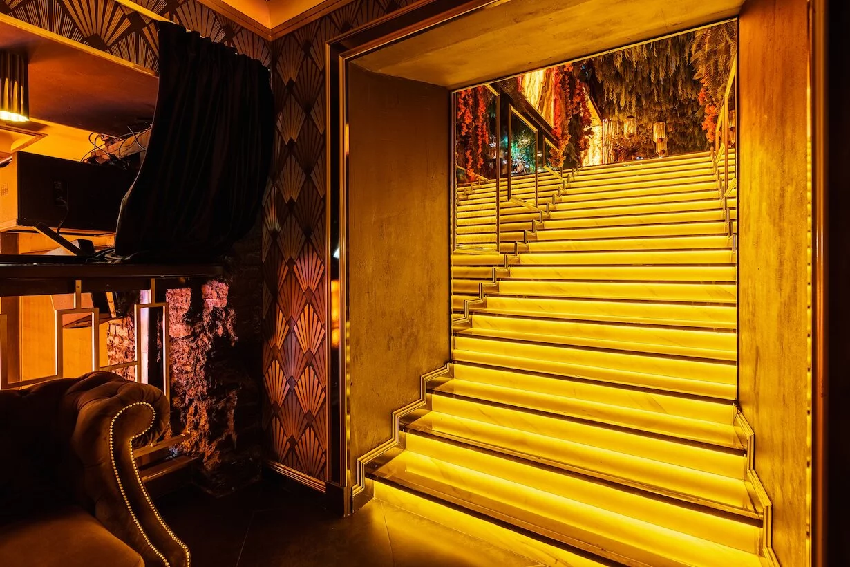 Интерьер/Экстерьер/Банкетная зона/Бар/Стол для двоих/Вход/Главный зал/Lounge зона клуб Project фото