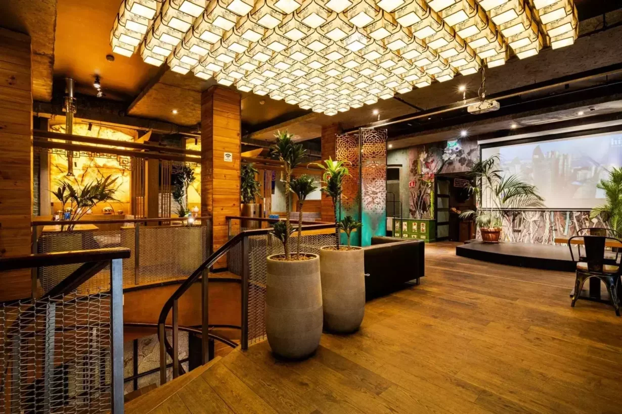 Интерьер/Экстерьер/Банкетная зона/Бар/Стол для двоих/Вход/Главный зал/Lounge зона ресторан Hite фото