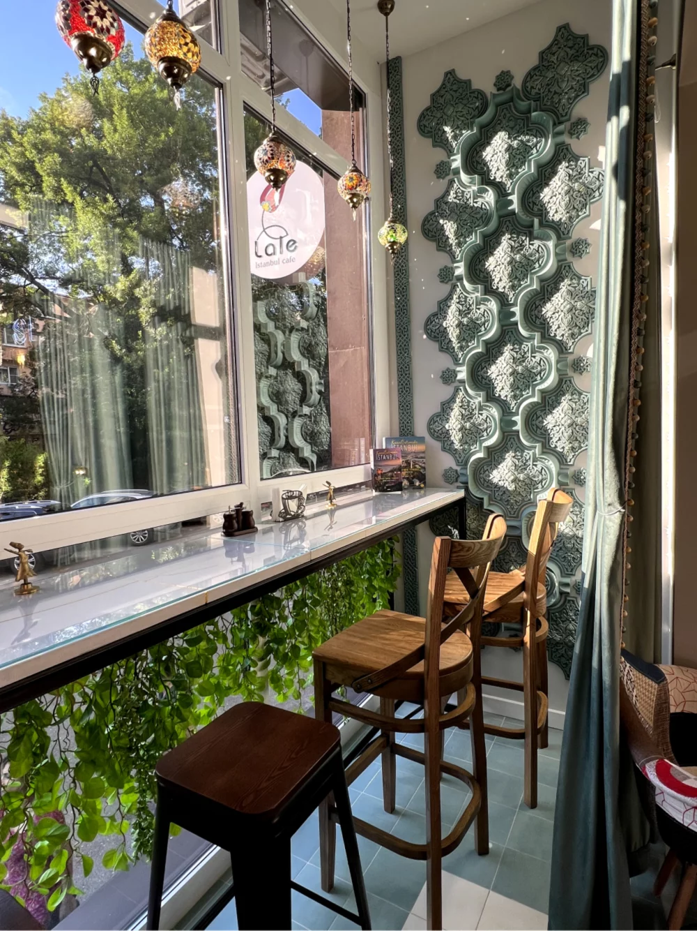 Интерьер/Экстерьер/Банкетная зона/Бар/Стол для двоих/Вход/Главный зал/Lounge зона кафе Lale Istanbul cafe фото