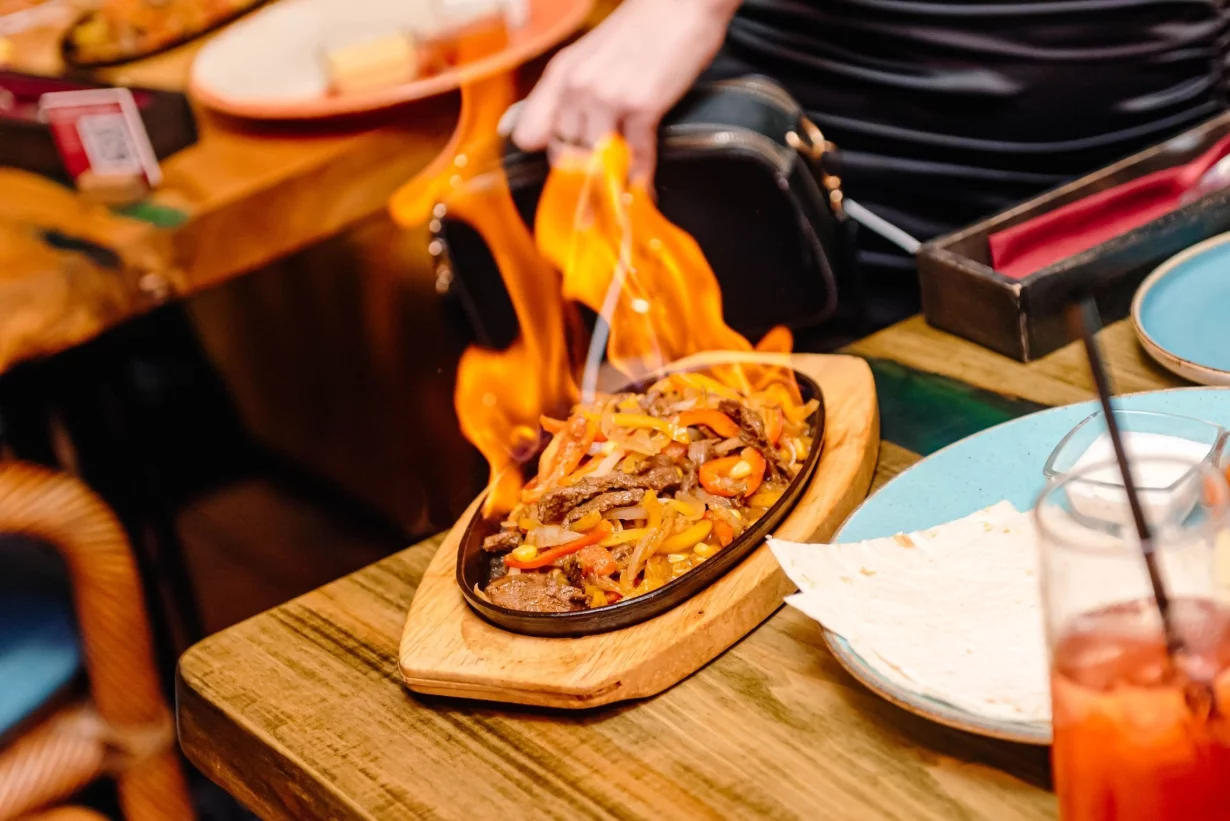 Интерьер/Экстерьер/Банкетная зона/Бар/Стол для двоих/Вход/Главный зал/Lounge зона кафе Фрида фото