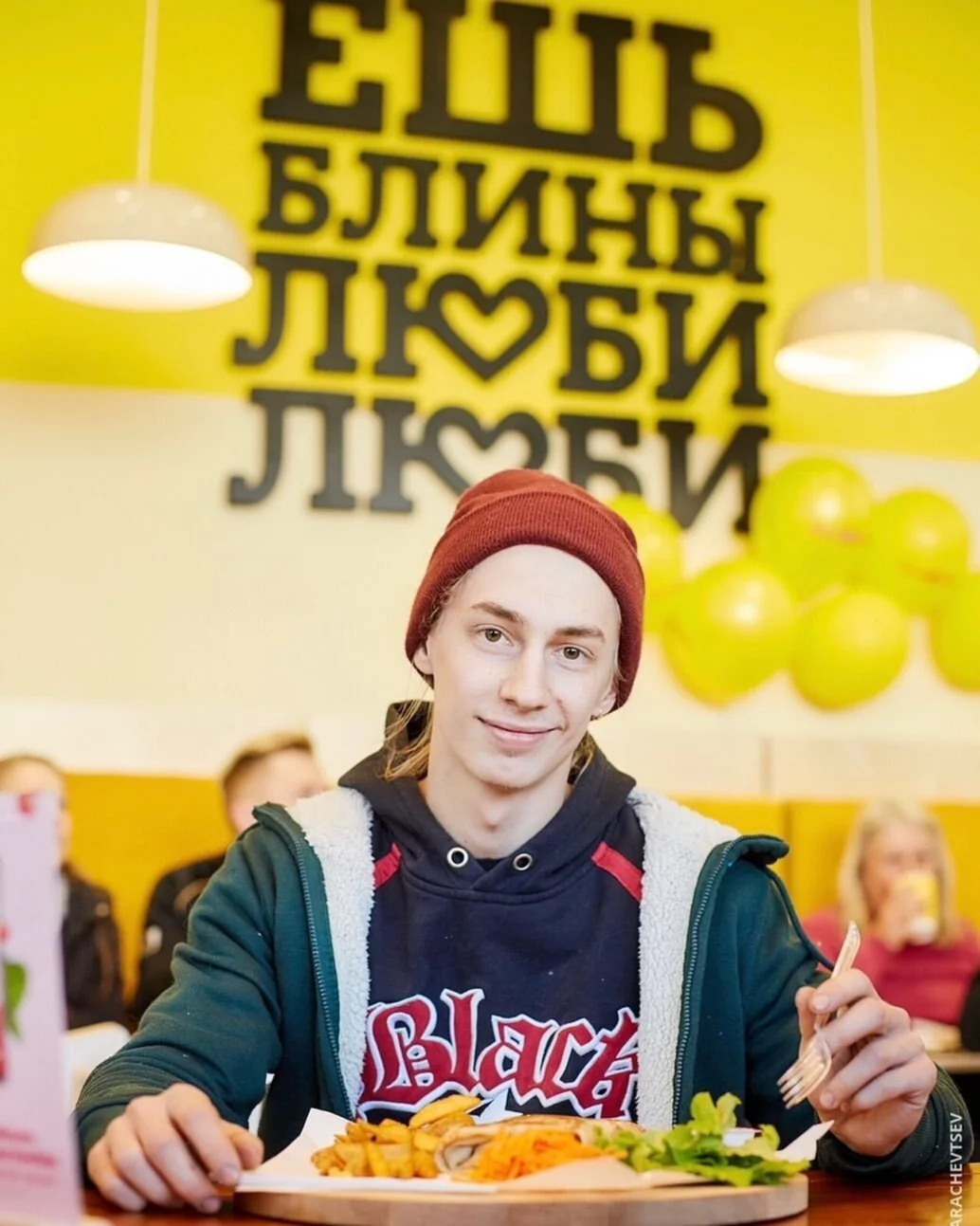 Интерьер/Экстерьер/Банкетная зона/Бар/Стол для двоих/Вход/Главный зал/Lounge зона корнер БлинБери фото