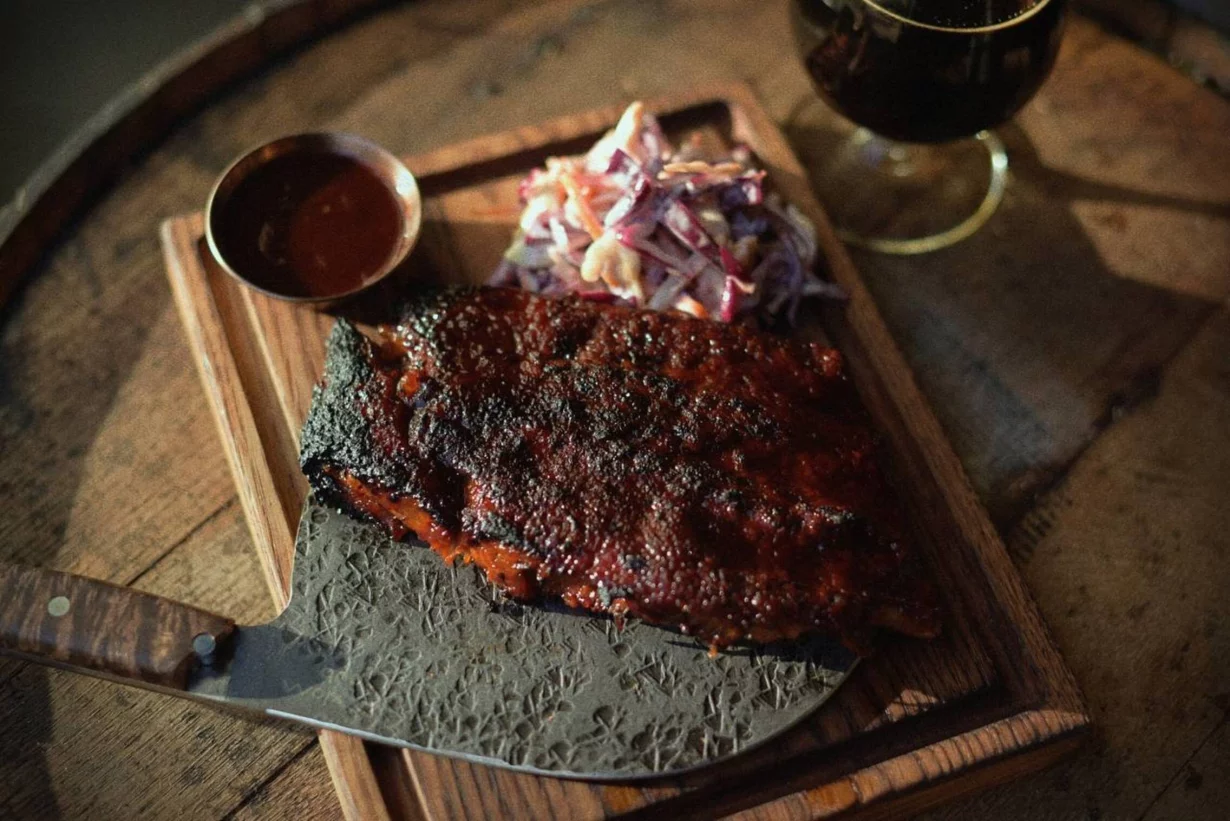 Интерьер/Экстерьер/Банкетная зона/Бар/Стол для двоих/Вход/Главный зал/Lounge зона паб Axiom Pub фото