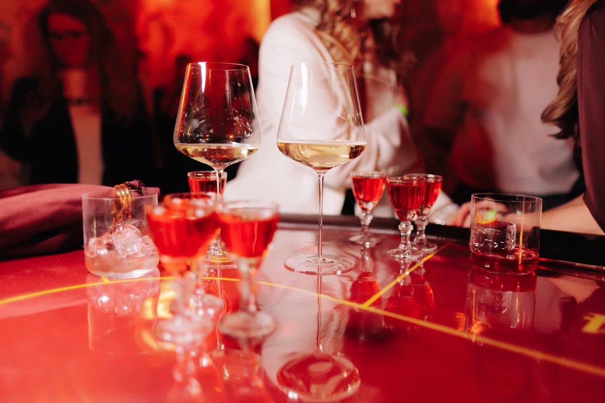 Интерьер/Экстерьер/Банкетная зона/Бар/Стол для двоих/Вход/Главный зал/Lounge зона ресторан Кэф фото