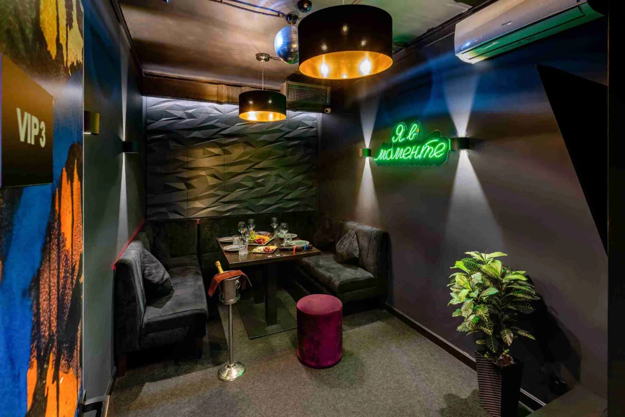 Интерьер/Экстерьер/Банкетная зона/Бар/Стол для двоих/Вход/Главный зал/Lounge зона клуб Semenov фото
