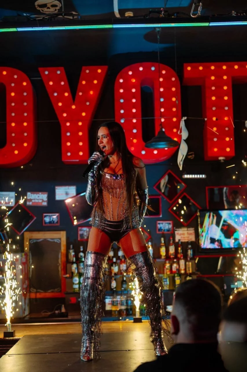 Интерьер/Экстерьер/Банкетная зона/Бар/Стол для двоих/Вход/Главный зал/Lounge зона бар Гадкий койот фото