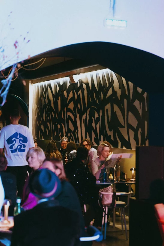 Интерьер/Экстерьер/Банкетная зона/Бар/Стол для двоих/Вход/Главный зал/Lounge зона бар Люди в синем фото