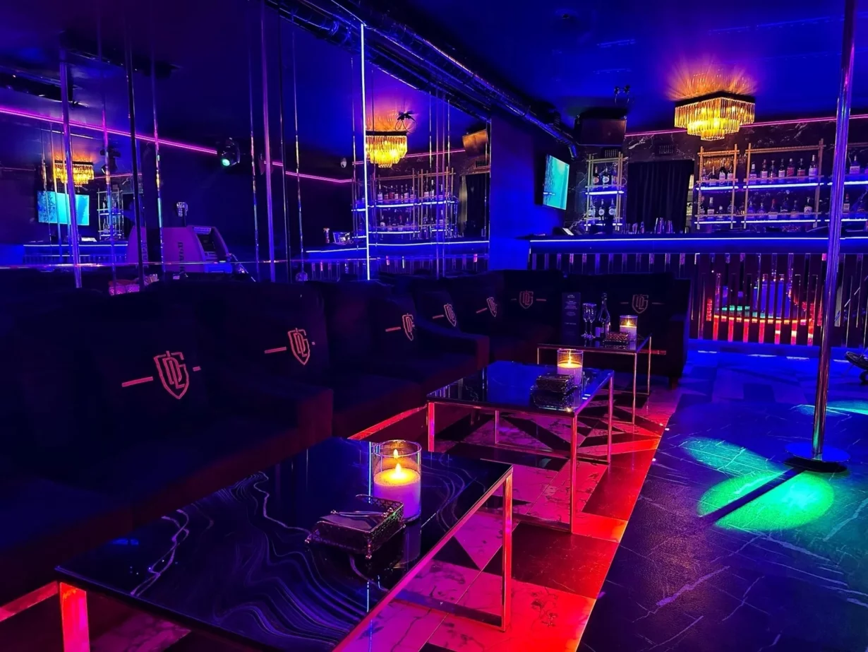 Интерьер/Экстерьер/Банкетная зона/Бар/Стол для двоих/Вход/Главный зал/Lounge зона клуб Delight фото