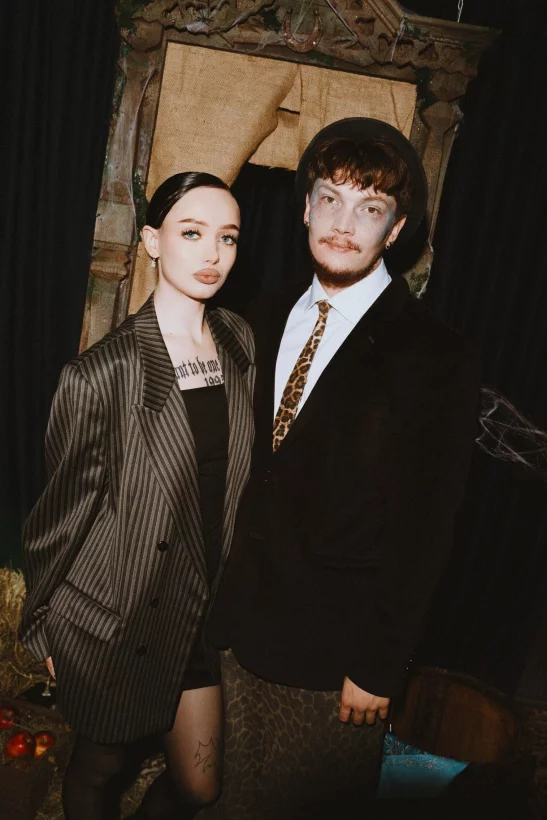 Интерьер/Экстерьер/Банкетная зона/Бар/Стол для двоих/Вход/Главный зал/Lounge зона бар Люди в синем фото