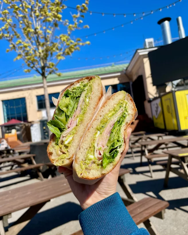 Интерьер/Экстерьер/Банкетная зона/Бар/Стол для двоих/Вход/Главный зал/Lounge зона кафе Nil's Deli фото