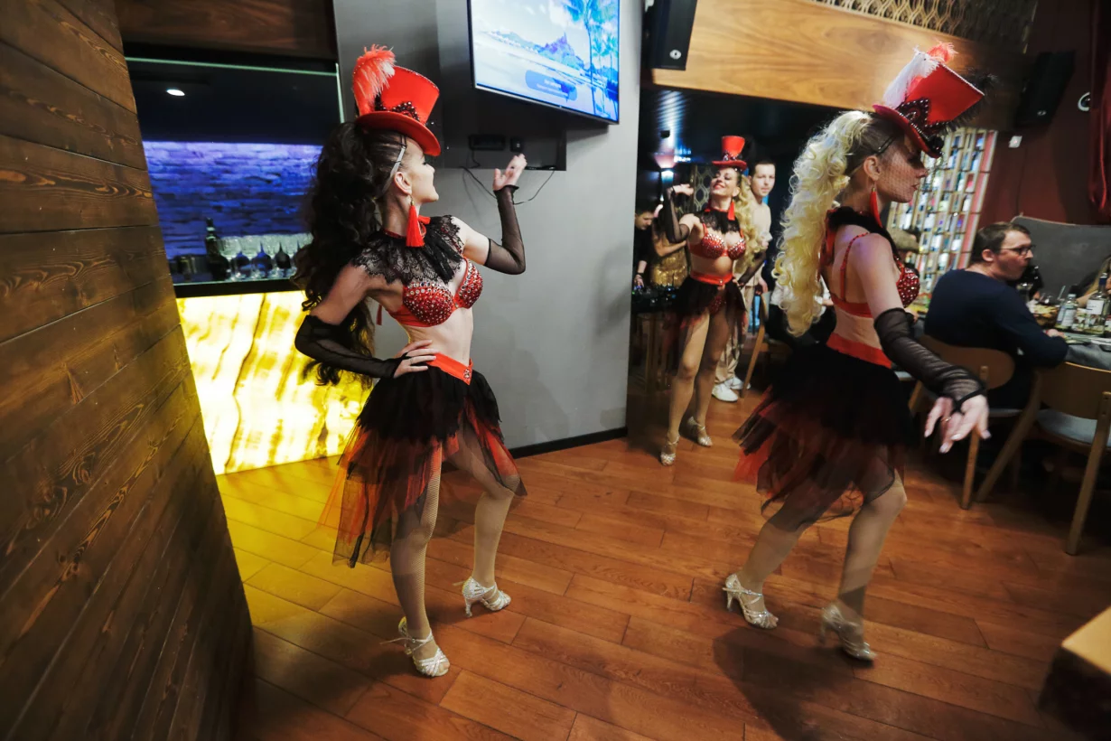 Интерьер/Экстерьер/Банкетная зона/Бар/Стол для двоих/Вход/Главный зал/Lounge зона бар Wine Story фото