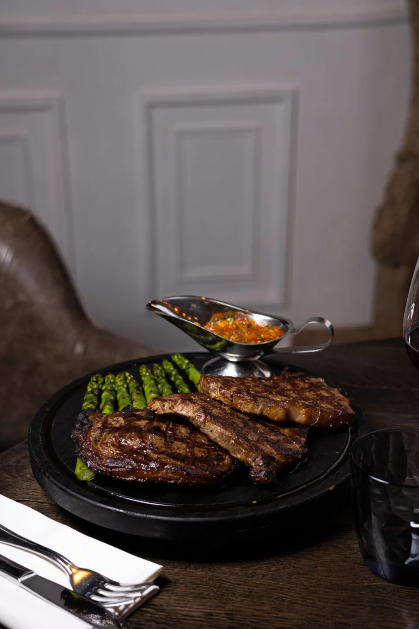 Интерьер/Экстерьер/Банкетная зона/Бар/Стол для двоих/Вход/Главный зал/Lounge зона стейк-хаус Рыбы нет фото