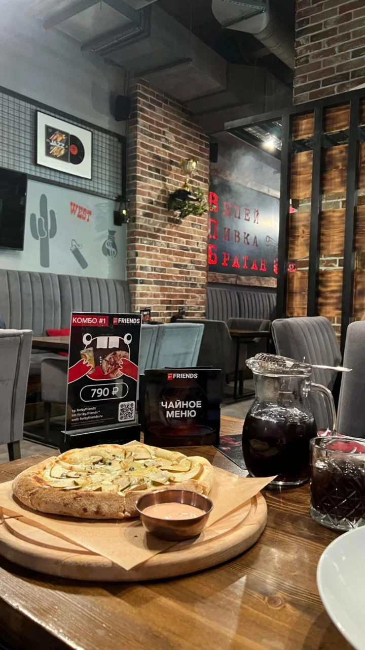 Интерьер/Экстерьер/Банкетная зона/Бар/Стол для двоих/Вход/Главный зал/Lounge зона бар For by Friends фото