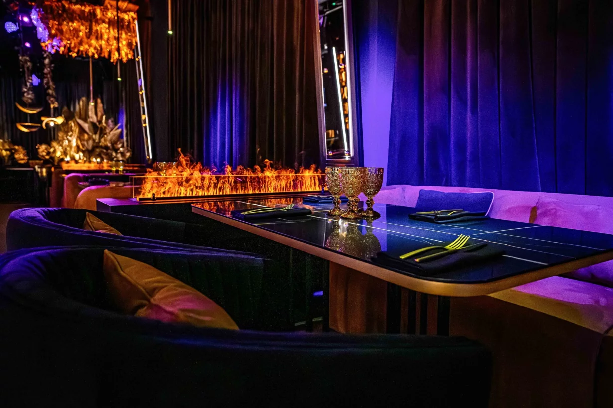 Интерьер/Экстерьер/Банкетная зона/Бар/Стол для двоих/Вход/Главный зал/Lounge зона караоке-клуб Tunes фото