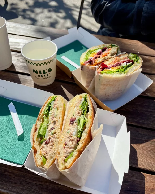 Интерьер/Экстерьер/Банкетная зона/Бар/Стол для двоих/Вход/Главный зал/Lounge зона кафе Nil's Deli фото