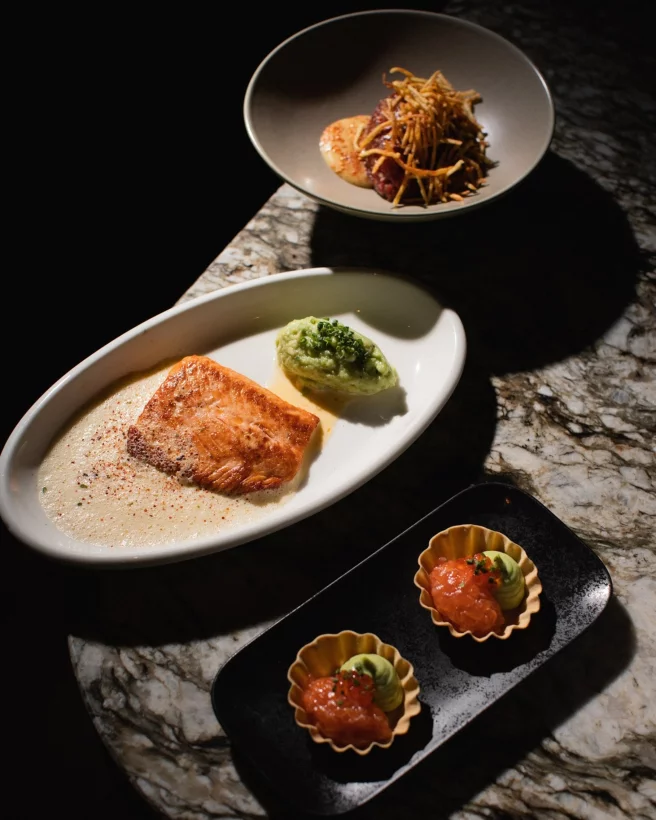 Интерьер/Экстерьер/Банкетная зона/Бар/Стол для двоих/Вход/Главный зал/Lounge зона ресторан Hide фото