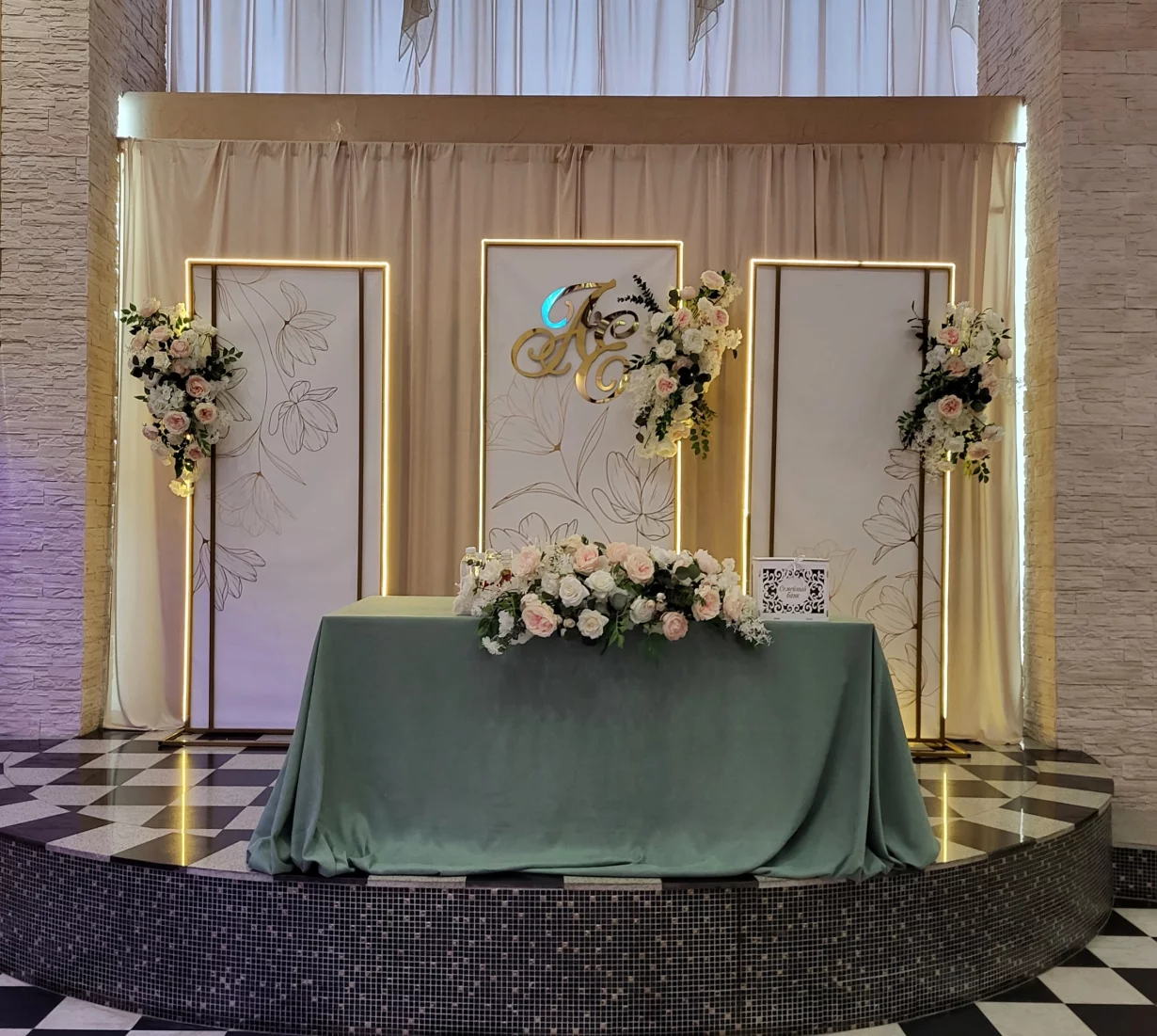 Интерьер/Экстерьер/Банкетная зона/Бар/Стол для двоих/Вход/Главный зал/Lounge зона кафе Яшма фото